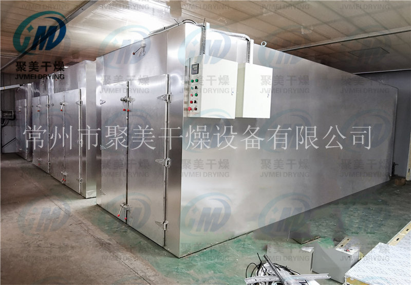 河北客戶多臺大型非標烘箱安裝調(diào)試現(xiàn)場
